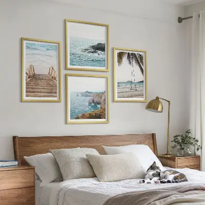 Set van posters met lijst met uitzicht op een strand en zee met een schommel