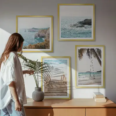 Set van posters met lijst met uitzicht op een strand en zee met een schommel