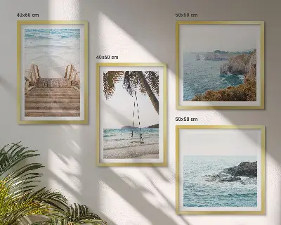 Set van posters met lijst met uitzicht op een strand en zee met een schommel