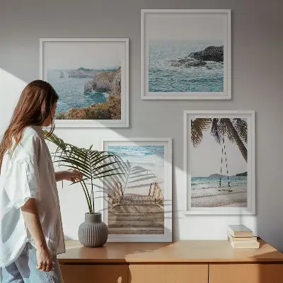 Set van posters met lijst met uitzicht op een strand en zee met een schommel