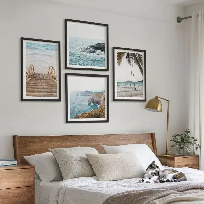 Set van posters met lijst met uitzicht op een strand en zee met een schommel