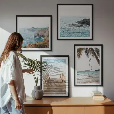 Set van posters met lijst met uitzicht op een strand en zee met een schommel
