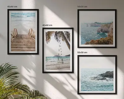 Set van posters met lijst met uitzicht op een strand en zee met een schommel