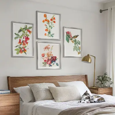Meerluik in lijst met geschilderde bloemen en retro vogel 