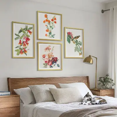 Meerluik in lijst met geschilderde bloemen en retro vogel 