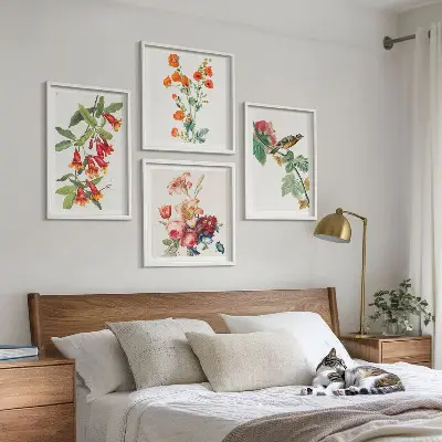 Meerluik in lijst met geschilderde bloemen en retro vogel 