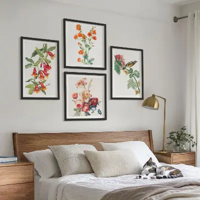 Meerluik in lijst met geschilderde bloemen en retro vogel 