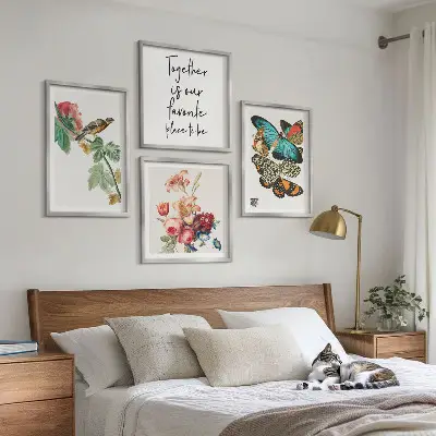 Set posters met lijst bloemen, vlinders en vogels in pastelkleuren