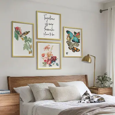 Set posters met lijst bloemen, vlinders en vogels in pastelkleuren