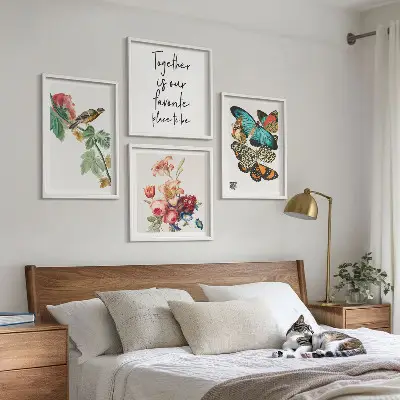 Set posters met lijst bloemen, vlinders en vogels in pastelkleuren