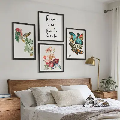 Set posters met lijst bloemen, vlinders en vogels in pastelkleuren