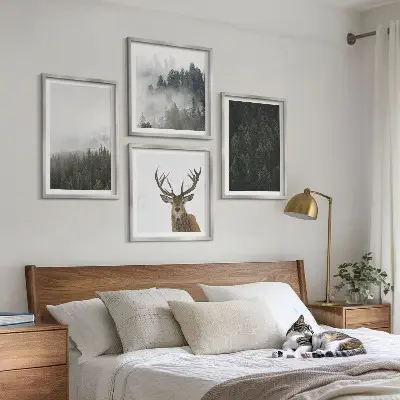 Poster met lijst Groene bossen mistig landschap