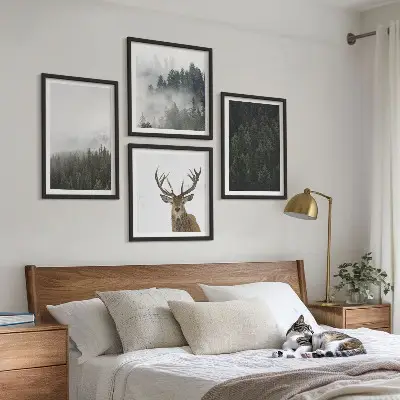 Poster met lijst Groene bossen mistig landschap