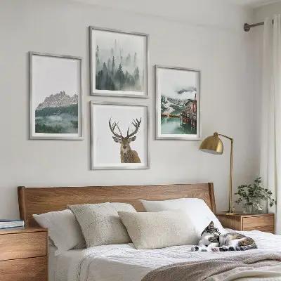 Set posters met lijst met een afbeelding van bergen, een meer, een hert, een hut en mist