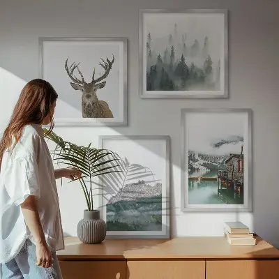 Set posters met lijst met een afbeelding van bergen, een meer, een hert, een hut en mist