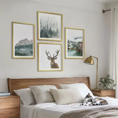 Set posters met lijst met een afbeelding van bergen, een meer, een hert, een hut en mist
