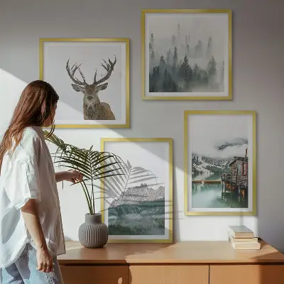 Set posters met lijst met een afbeelding van bergen, een meer, een hert, een hut en mist
