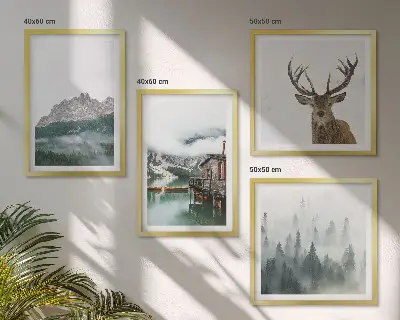 Set posters met lijst met een afbeelding van bergen, een meer, een hert, een hut en mist
