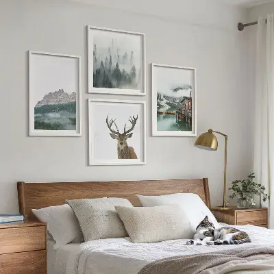Set posters met lijst met een afbeelding van bergen, een meer, een hert, een hut en mist