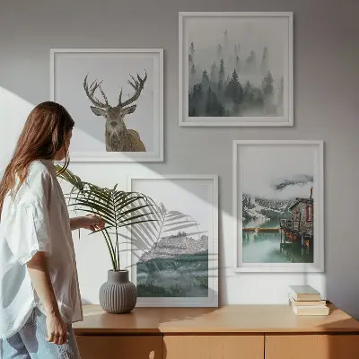 Set posters met lijst met een afbeelding van bergen, een meer, een hert, een hut en mist