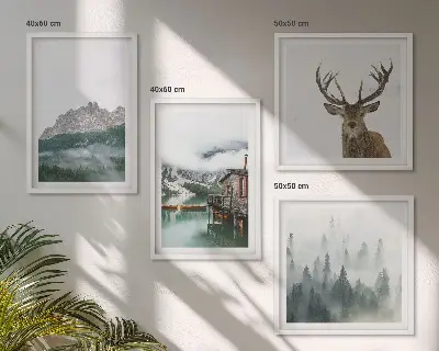 Set posters met lijst met een afbeelding van bergen, een meer, een hert, een hut en mist