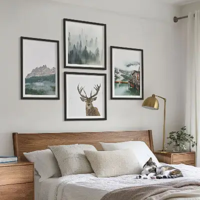 Set posters met lijst met een afbeelding van bergen, een meer, een hert, een hut en mist