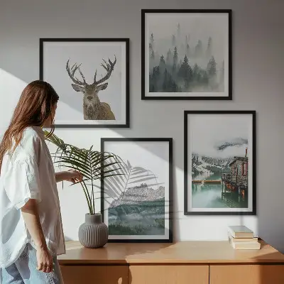 Set posters met lijst met een afbeelding van bergen, een meer, een hert, een hut en mist