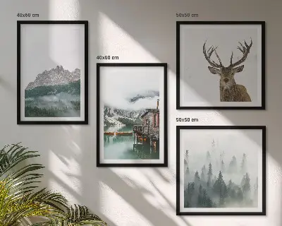 Set posters met lijst met een afbeelding van bergen, een meer, een hert, een hut en mist