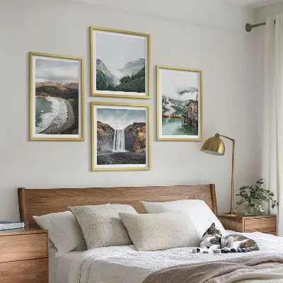 Set posters met lijst met afbeelding van bergstranden, wolken en water