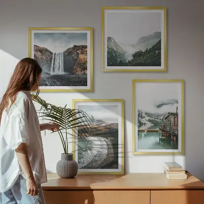 Set posters met lijst met afbeelding van bergstranden, wolken en water