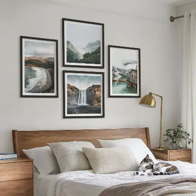 Set posters met lijst met afbeelding van bergstranden, wolken en water