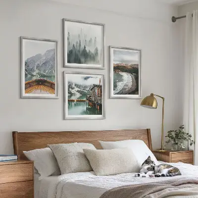 Set posters met lijst met afbeelding van bergen, meer, boot, mist en strand
