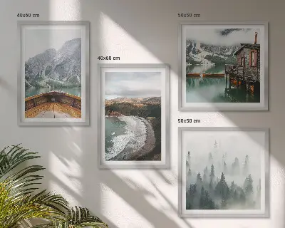 Set posters met lijst met afbeelding van bergen, meer, boot, mist en strand