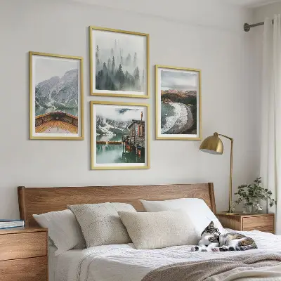 Set posters met lijst met afbeelding van bergen, meer, boot, mist en strand