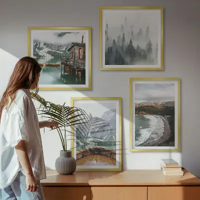 Set posters met lijst met afbeelding van bergen, meer, boot, mist en strand