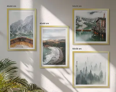 Set posters met lijst met afbeelding van bergen, meer, boot, mist en strand