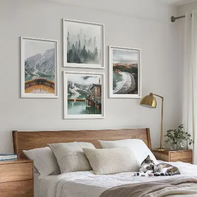 Set posters met lijst met afbeelding van bergen, meer, boot, mist en strand