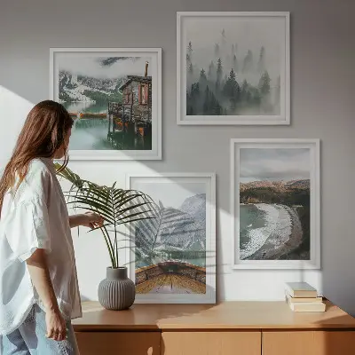 Set posters met lijst met afbeelding van bergen, meer, boot, mist en strand