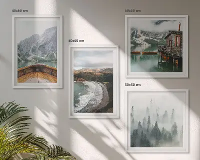 Set posters met lijst met afbeelding van bergen, meer, boot, mist en strand