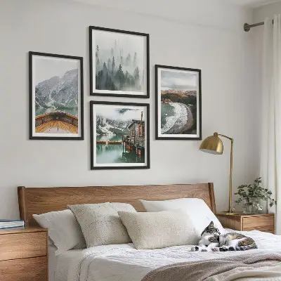 Set posters met lijst met afbeelding van bergen, meer, boot, mist en strand