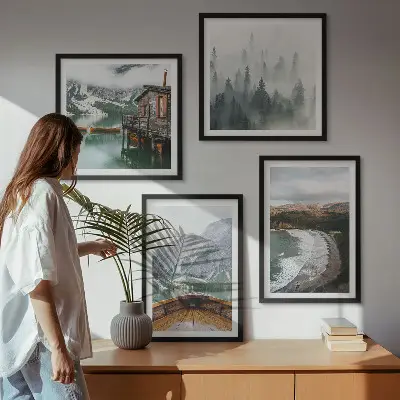 Set posters met lijst met afbeelding van bergen, meer, boot, mist en strand