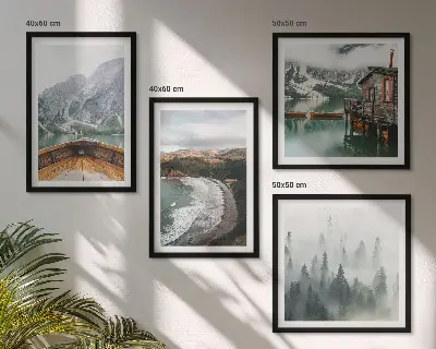 Set posters met lijst met afbeelding van bergen, meer, boot, mist en strand