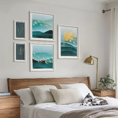 Moderne schilderijen set met een artistieke voorstelling van vogels en golven