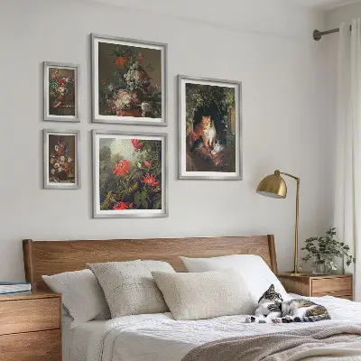 Wanddecoratie compositie met katten en bloemenprint in vintage stijl