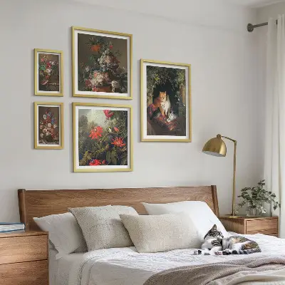 Wanddecoratie compositie met katten en bloemenprint in vintage stijl