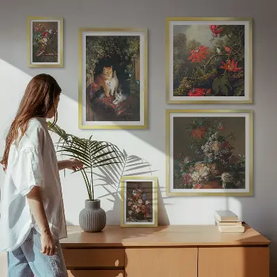 Wanddecoratie compositie met katten en bloemenprint in vintage stijl