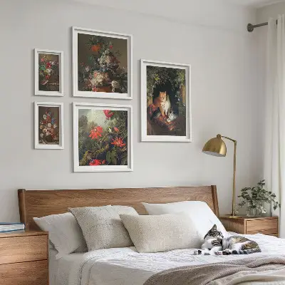 Wanddecoratie compositie met katten en bloemenprint in vintage stijl