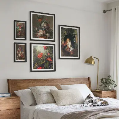 Wanddecoratie compositie met katten en bloemenprint in vintage stijl
