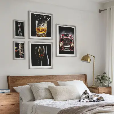 Gallery wall met stijlvolle retro auto- en drankthema's