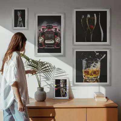 Gallery wall met stijlvolle retro auto- en drankthema's